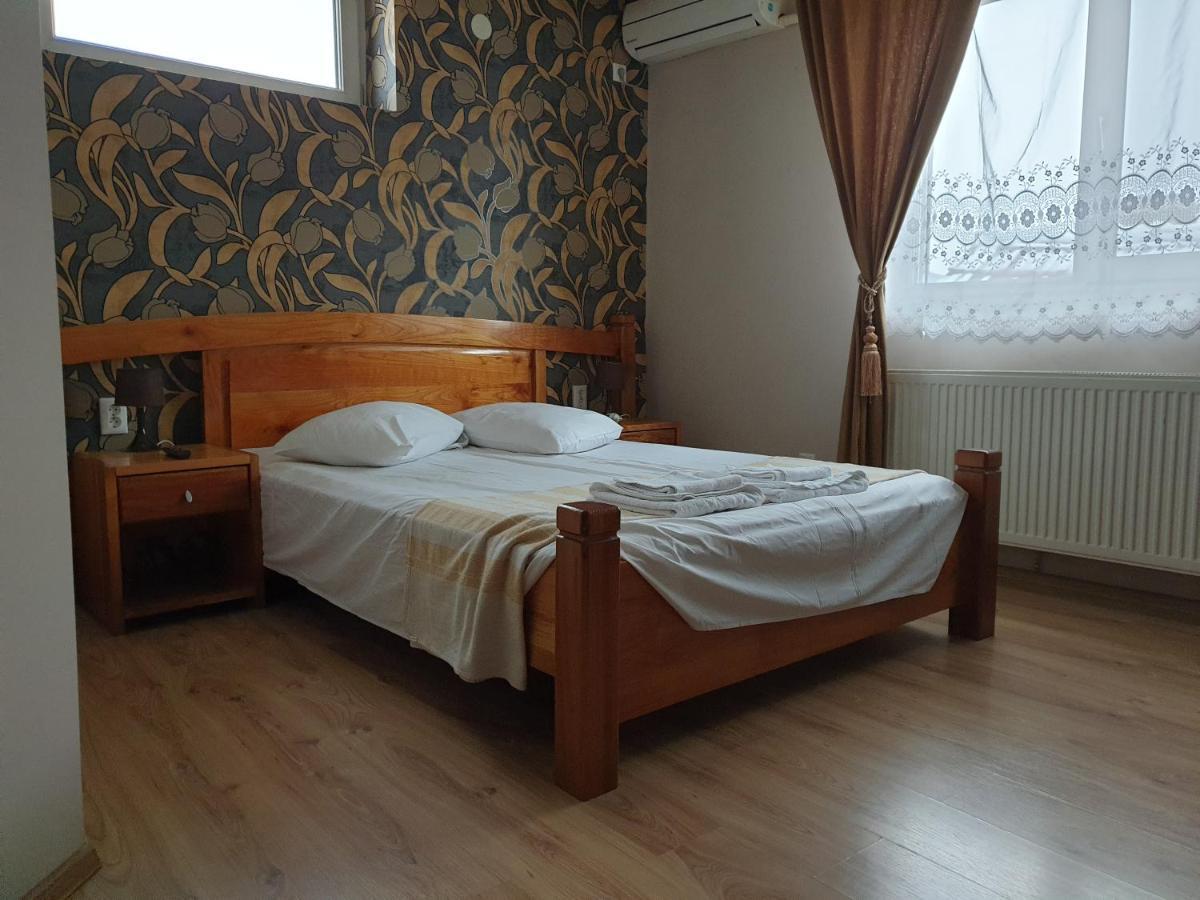 Sc Afitos Srl Hostel Ντρομπέτα-Τούρνου Σεβερίν Εξωτερικό φωτογραφία